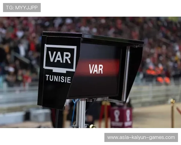 裁判员利用智能设备提高判罚效率与精度水平，裁判员在比赛中执行规则时的技术用语和动作